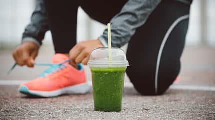 Selbstgemachte, grüne Smoothies sind gesünder als Fruchtsaft