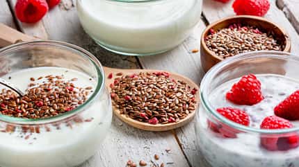 Joghurt in Gläsern mit Leinsamen und Himbeeren