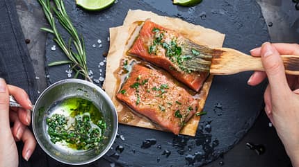 Lachs ist ein super Glow-Food, da er viele gesunde Fettsäuren enthält Lachs ist ein super Glow-Food, da er viele gesunde Fettsäuren enthält