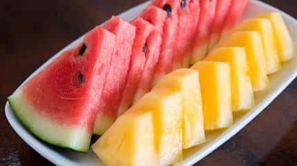 Wassermelone und Ananas aufgeschnitten auf einem Teller Wassermelone und Ananas aufgeschnitten auf einem Teller