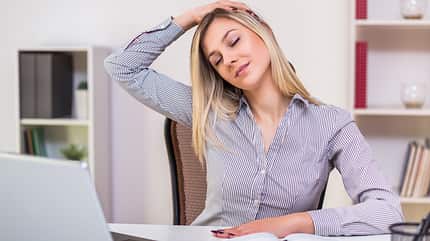 Desk Body Reset: Diese 5 Moves retten Nacken und Schultern im Alltag Desk Body Reset: Diese 5 Moves retten Nacken und Schultern im Alltag