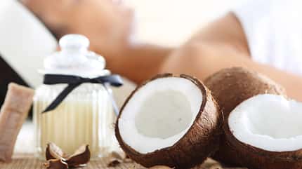 Kokosöl wird in Wellness-Instituten gern auch als Duftöl verwand Kokosöl wird in Wellness-Instituten gern auch als Duftöl verwand