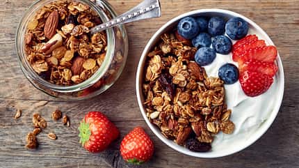 Lecker und gesund: Granola mit frischem Obst und Joghurt Lecker und gesund: Granola mit frischem Obst und Joghurt