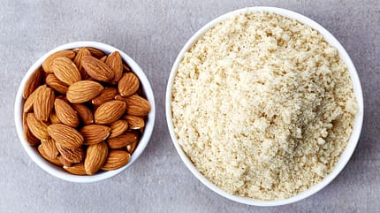 Mandelmehl ist in der Paleo-Bäckerei sehr beliebt Mandelmehl ist in der Paleo-Bäckerei sehr beliebt