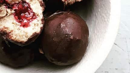 Schokoladenüberzogene Cookie Dough Bites mit Himbeerfüllung Schokoladenüberzogene Cookie Dough Bites mit Himbeerfüllung