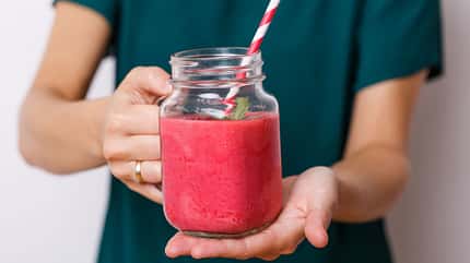 Rote Bete färbt Ihren Winter-Smoothie wunderbar rot Rote Bete färbt Ihren Winter-Smoothie wunderbar rot