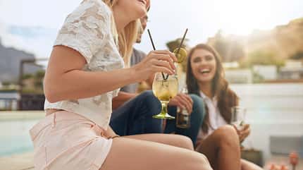 Genießen Sie ein paar Mocktails zusammen mit Ihren Freunden Genießen Sie ein paar Mocktails zusammen mit Ihren Freunden