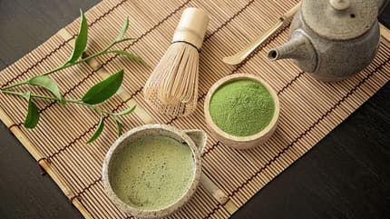 Teebesen und Teeschale gehören zum Matcha dazu Teebesen und Teeschale gehören zum Matcha dazu