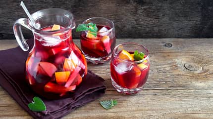Sangria wird traditionsgemäß in Karaffen oder Gläsern serviert Sangria wird traditionsgemäß in Karaffen oder Gläsern serviert