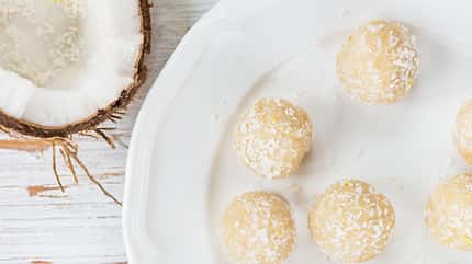 Diese Kokosbällchen erinnern an Karibik Diese Kokosbällchen erinnern an Karibik