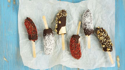 Bananen am Stiel mit leckeren Toppings Bananen am Stiel mit leckeren Toppings