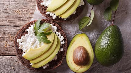 Körniger Frischkäse Avocado