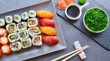 Auf eine Sushi Platte gehören Maki, Nigiri und Sashimi Auf eine Sushi Platte gehören Maki, Nigiri und Sashimi