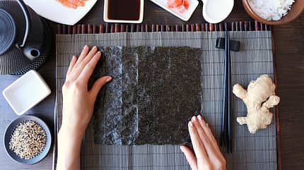Erster Schritt fürs Sushi ist das Noriblatt Erster Schritt fürs Sushi ist das Noriblatt