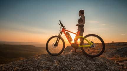 Mikroabenteuer: Den Berggipfel mit einem Mountainbike erklimmen Mikroabenteuer: Den Berggipfel mit einem Mountainbike erklimmen