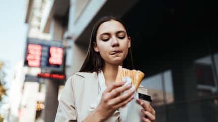 Versuche, dem Heißhunger zu widerstehen Versuche, dem Heißhunger zu widerstehen