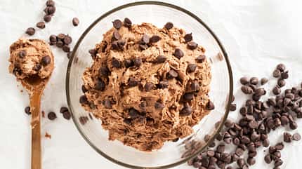Gesundes Cookie Dough mit Banane und Schokolade