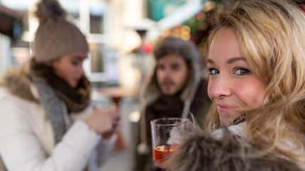 zu viel Zucker, Glühwein, Weihnachtsmarkt Glühwein. kandierter Apfel & Co: Auf dem Weihnachtsmarkt lauern viele zuckerhaltige Leckerreien