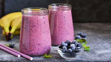 Shake mit Banane, Beeren und Cashew Shake mit Banane, Beeren und Cashew