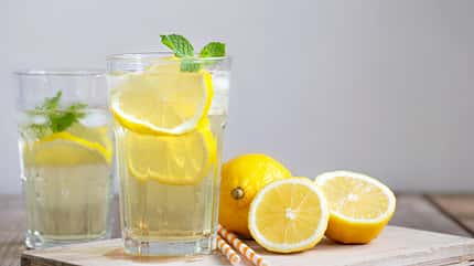 Zitronenwasser schmeckt angenehm frisch Zitronenwasser schmeckt angenehm frisch