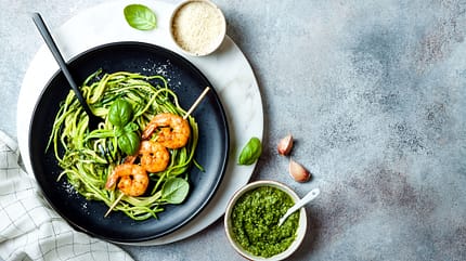 Zucchini-Nudeln mit Garnelen und Pesto Zucchini-Nudeln mit Garnelen und Pesto