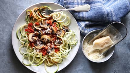 Zucchini-Nudeln mit Pilzen in Tomatensauce Zucchini-Nudeln mit Pilzen in Tomatensauce