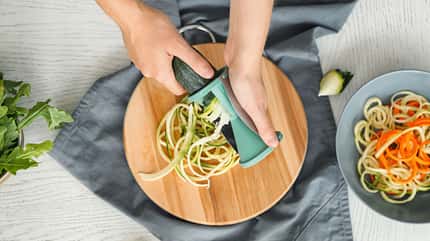 Mit einem Spiralschneider kannst du fix Zoodles herstellen Mit einem Spiralschneider kannst du fix Zoodles herstellen