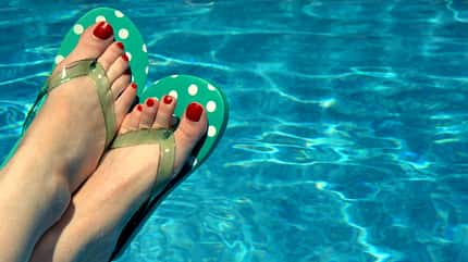 Füße, Feigwarzen Ohne Badelatschen drohen im Schwimmbad Feigwarzen an den Füßen