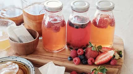 Kombucha gibt es in vielen Geschmacksrichtungen Kombucha gibt es in vielen Geschmacksrichtungen