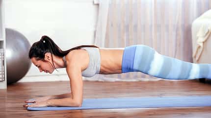 Die Planke stärkt Bauch und Rumpf Die Planke stärkt Bauch und Rumpf