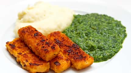 Kartoffelpüree mit Spinat und Fischstäbchen Kartoffelpüree mit Spinat und Fischstäbchen