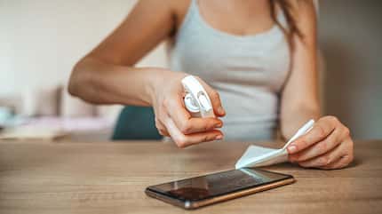 Handy reinigen Um dein Handy gründlich zu reinigen, brauchst du kein Desinfektionsmittel