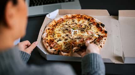 Pizza ist zwar lecker, enthält aber viele Kalorien Pizza ist zwar lecker, enthält aber viele Kalorien