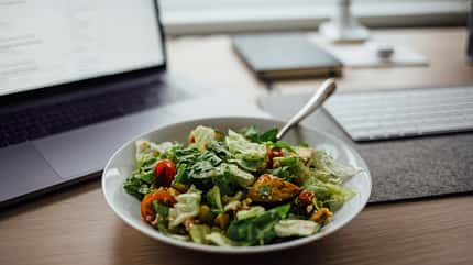 Achte auf gesunde Beilagen, beispielsweise einen Beilagensalat Achte auf gesunde Beilagen, beispielsweise einen Beilagensalat
