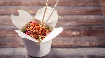 Chinesische Nudeln können durch süß-sauer-Soße und frittiertes Hühnchen schnell zur Kalorienfalle werden Chinesische Nudeln können durch süß-sauer-Soße und frittiertes Hühnchen schnell zur Kalorienfalle werden