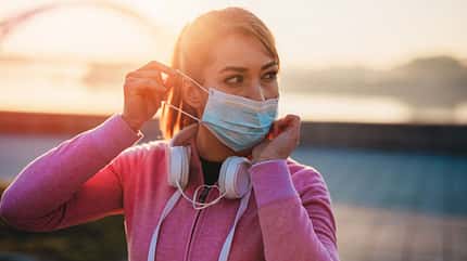 Joggen mit Mund-Nasen-Schutz-Maske Mund-Nasen-Schutz-Masken müssen eng anliegen, um Schutz zu bieten