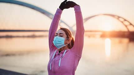 Joggen mit Mund-Nasen-Maske Joggen mit Mund-Nasen-Maske braucht erst einem eine Eingewöhnungsphase