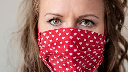 DIY-Maske DIY-Masken aus buntem Baumwollstoff avancieren zu einem modischen Accessoire