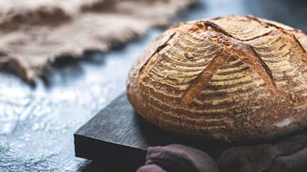 Sauerteigbrot wird durch bestimmte Gärprozesse besonders saftig