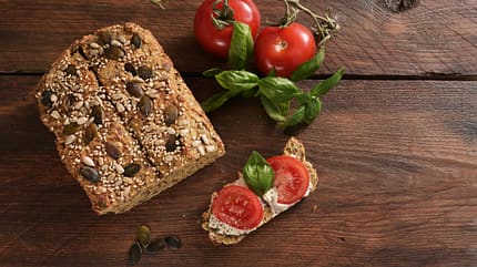 Dieses Low-Carb-Brot enthält kein Getreide, dafür viele Nüsse, Kerne und Samen