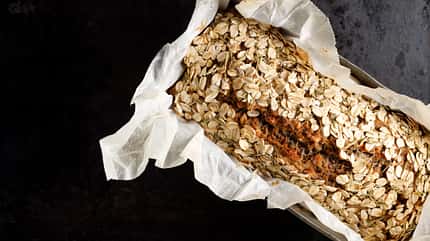 Dieses Brot ist vegan, glutenfrei und kommt obendrein ganz ohne Mehl aus.