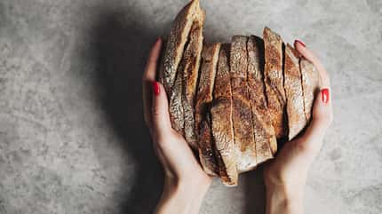 Du kannst frisches Brot einfrieren, damit es länger haltbar ist
