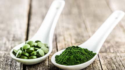 Chlorella gibt es in Tabletten- und in Pulverform Chlorella gibt es in Tabletten- und in Pulverform