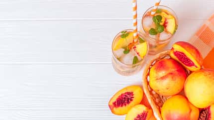 Die Pfirsiche sowie der Pfirsichlikör sorgen bei der Sangria für einen fruchtigen Geschmack Die Pfirsiche sowie der Pfirsichlikör sorgen bei der Sangria für einen fruchtigen Geschmack