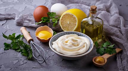 Gute Mayonnaise benötigt nicht viele Zutaten, besonders wichtig ist jedoch das gute Olivenöl Gute Mayonnaise benötigt nicht viele Zutaten, besonders wichtig ist jedoch das gute Olivenöl