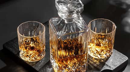 Hochwertiger Whiskey gehört in eine hochwertige Karaffe Hochwertiger Whiskey gehört in eine hochwertige Karaffe