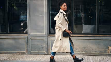 Frau trägt Trenchcoat Frau trägt Trenchcoat