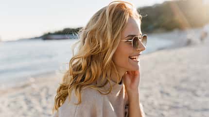 Frau mit Locken am Strand