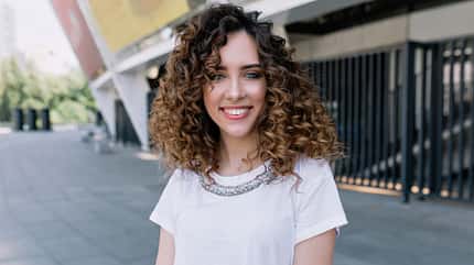 Frau mit kringeligen Locken Frau mit kringeligen Locken