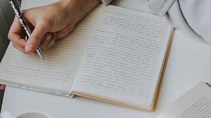 Lebenskrisen, Psychologie, Tipps Tagebuch schreiben hilft beim Verarbeiten von Problemen und negativen Gedanken.